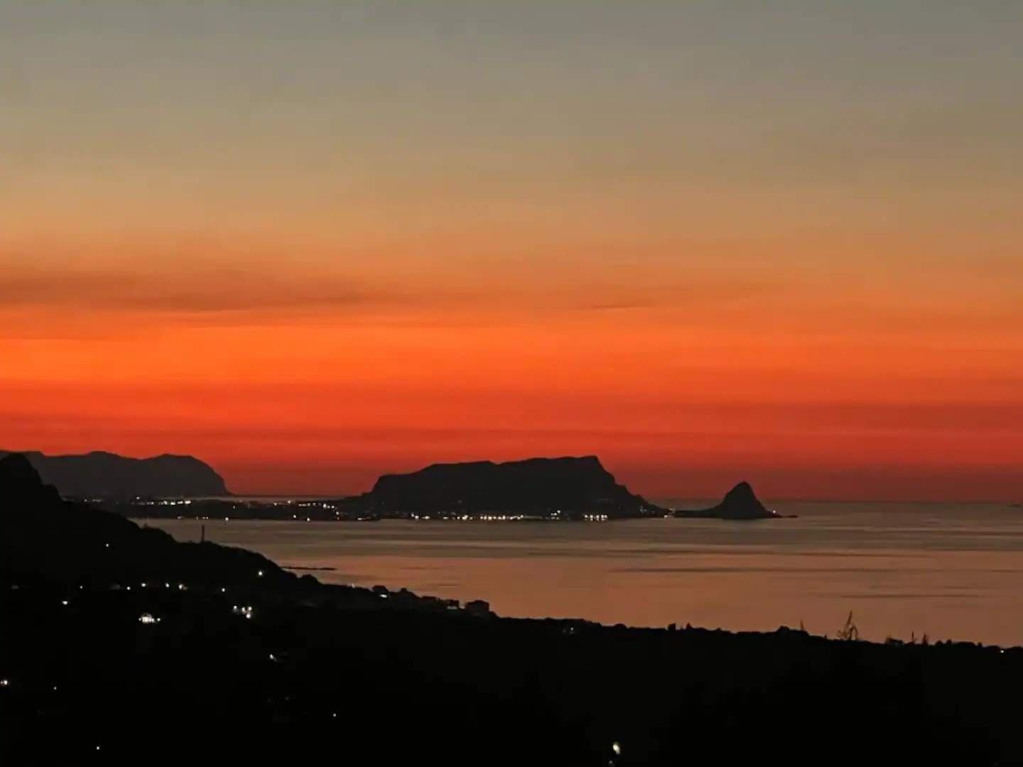 Zona giorno con camino e parquet della villa in Sicilia