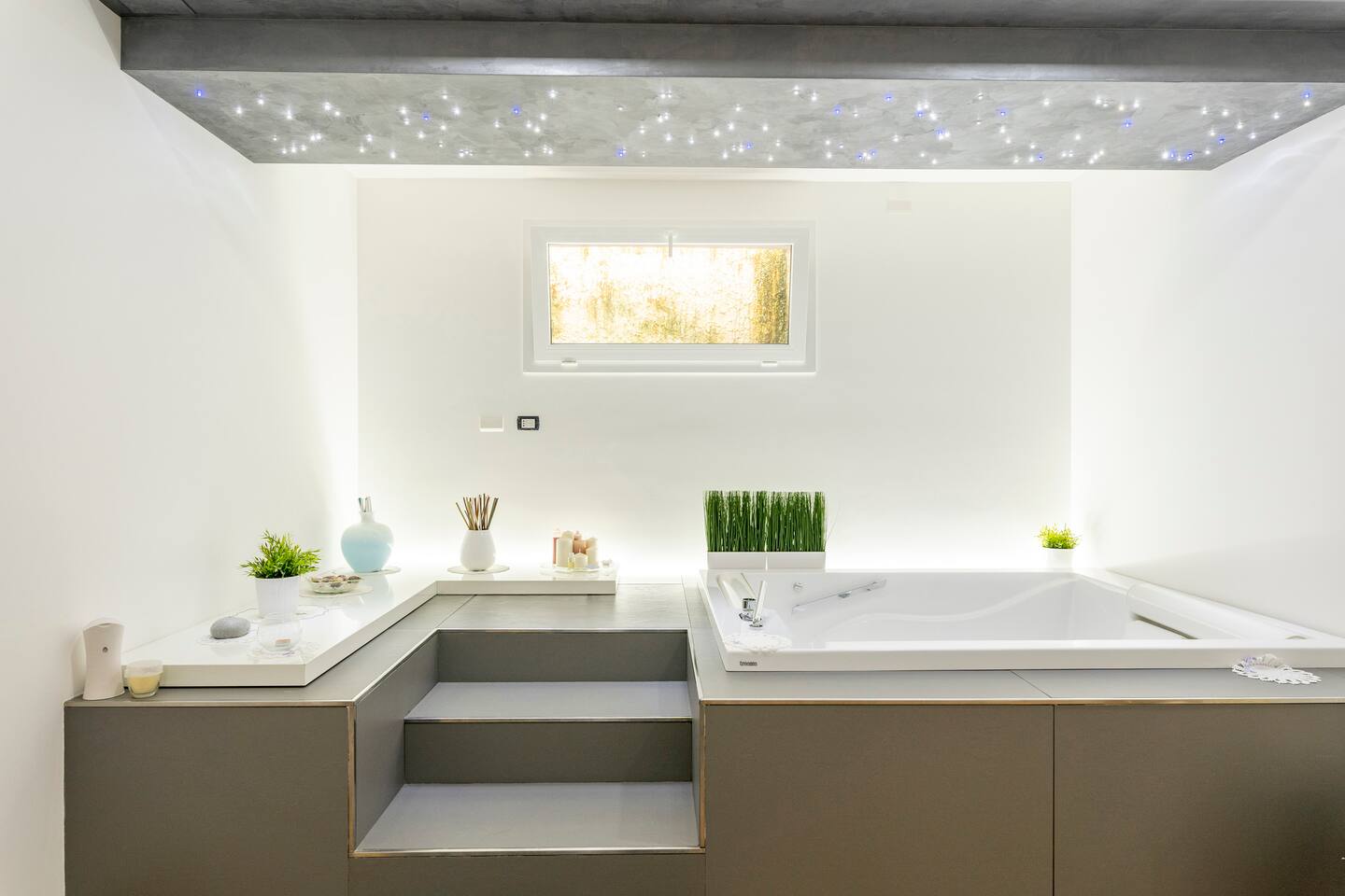 Camera matrimoniale luminosa della villa di lusso in Sicilia